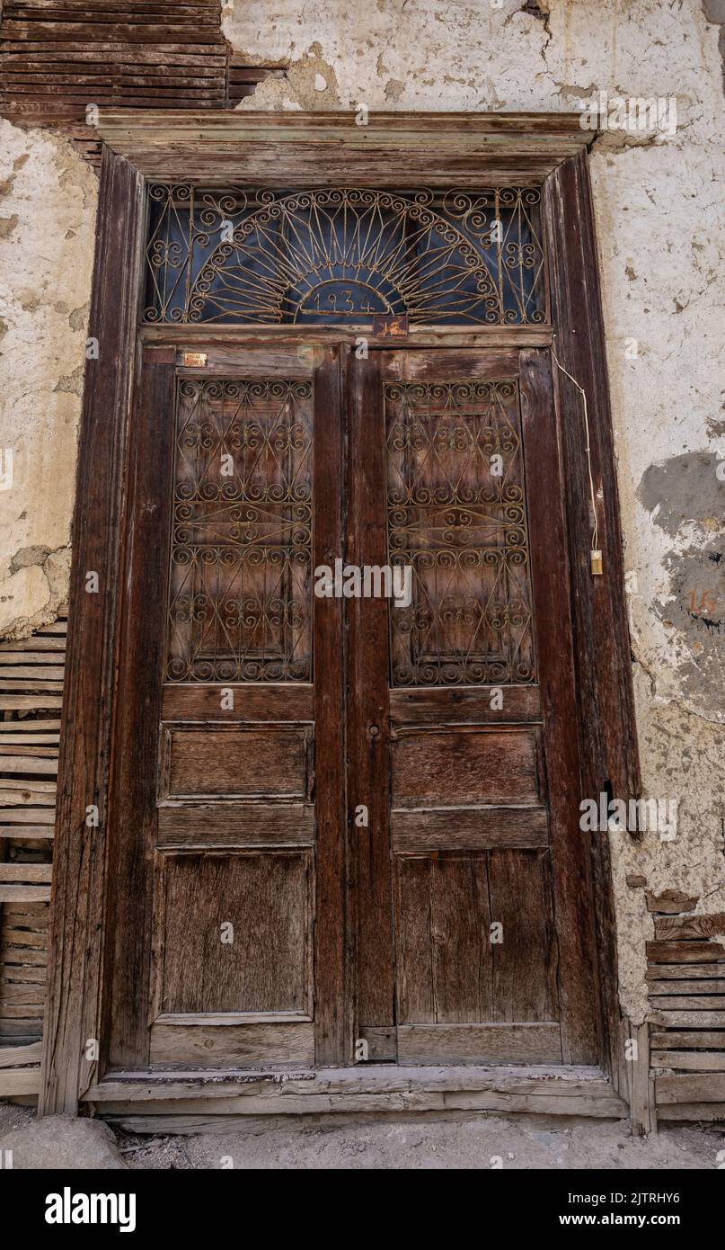Die Türknöpfe traditioneller anatolischer Häuser dienen nicht nur einem funktionalen Zweck, sondern spiegeln auch den anatolischen Lebensstil, den Geschmack in Kunst und den Türklopfer wider Stockfoto