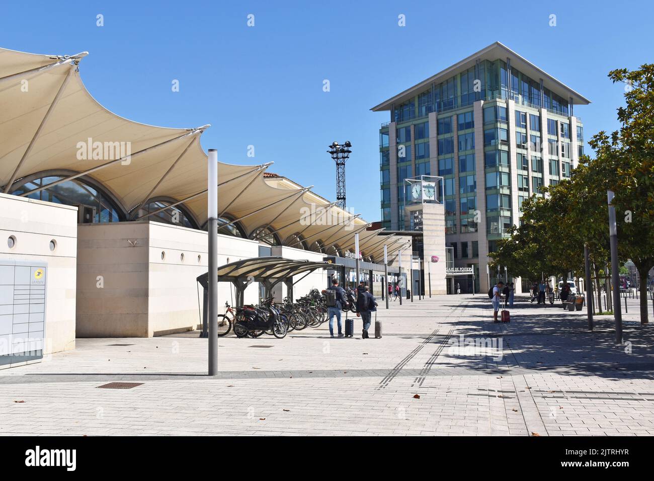 Vorplatz und Haupteingang des SNCF-Bahnhofs in Poitiers, Frankreich, auf der TGV-Hauptstrecke von Paris Montparnasse nach Bordeaux. Stockfoto