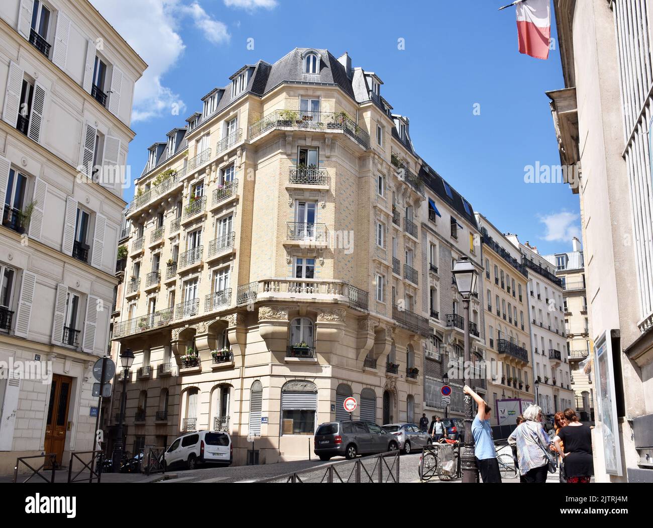 Ein Wohnhaus, sechs Stockwerke plus ein Mansardendach, in r. Lepic in einer Straße, die zum Butte Montmartre führt, in Paris, Frankreich. Stockfoto