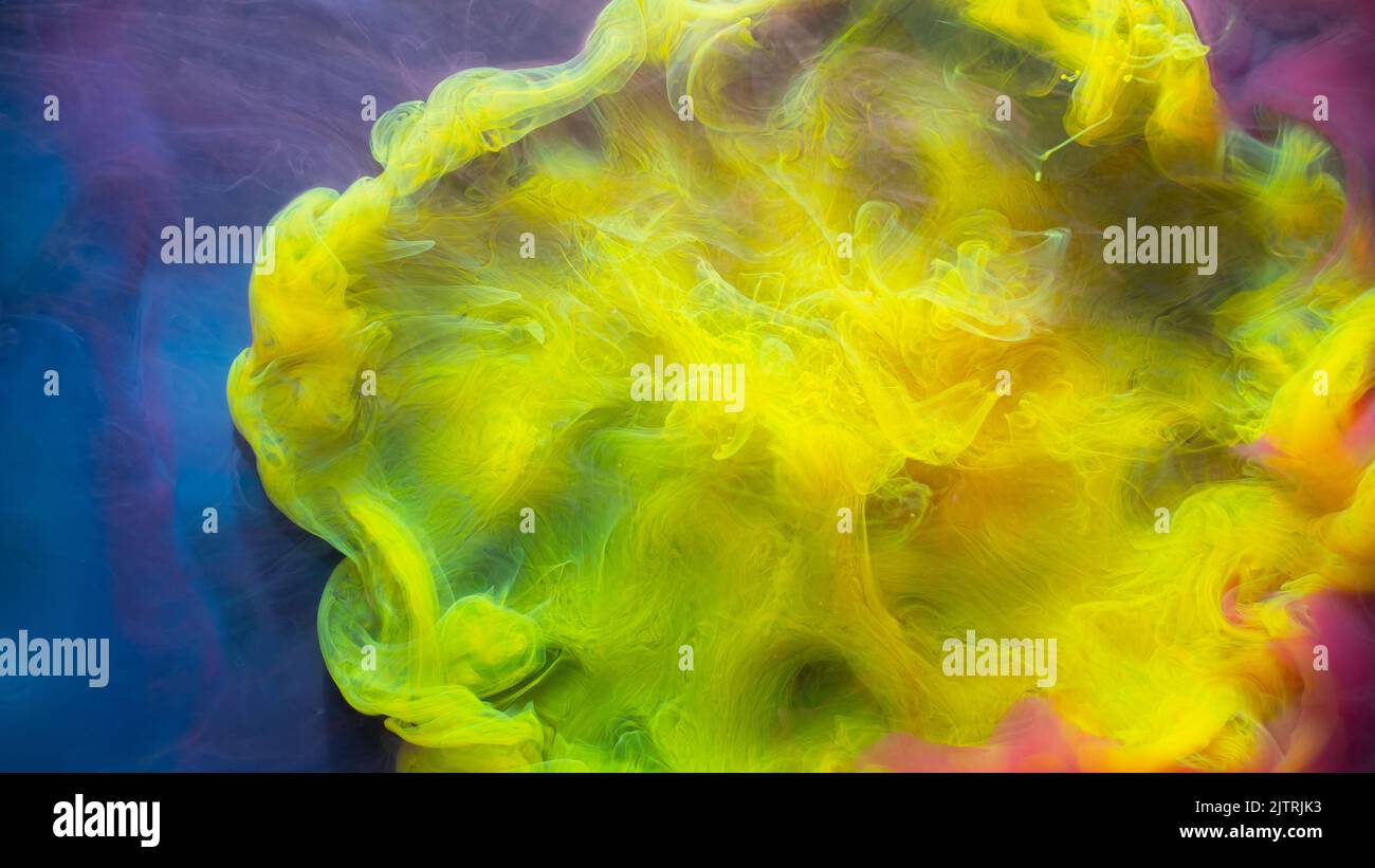 Tintenwasser platzt. Fantasy Cloud. Gelber Farbfluss. Blauer kreativer abstrakter Hintergrund. Stockfoto
