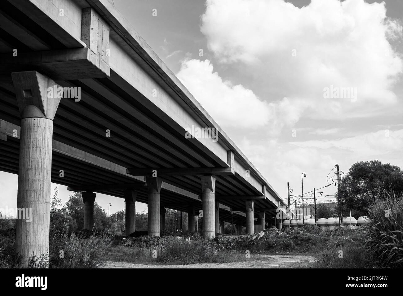 Abschnitt der Autobahn im Bau.Schwarz-Weiß-Fotografie. Hochwertige Fotos Stockfoto