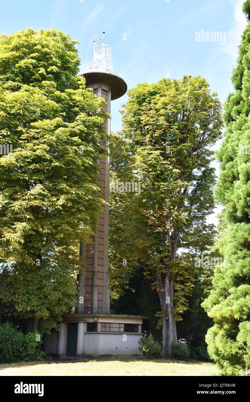 Ein hoher, schlanker und konischer Turm, Teil einer Wetterstation, der im Parc Montsouris in Paris aus vorgegossenem Beton gebaut wurde Stockfoto
