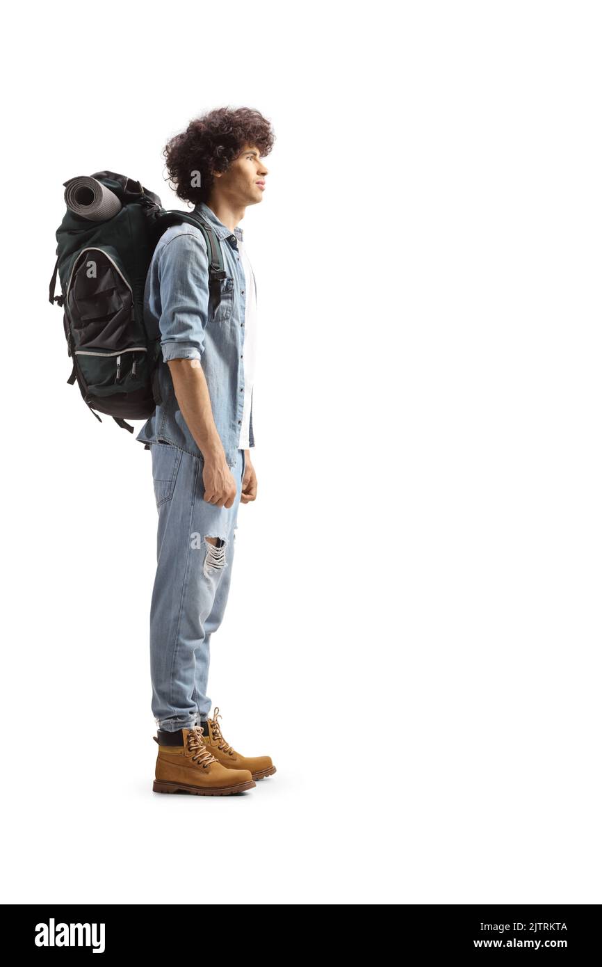 Durchgehendes Profil eines jungen männlichen Rucksacktouristen, der isoliert auf weißem Hintergrund steht Stockfoto