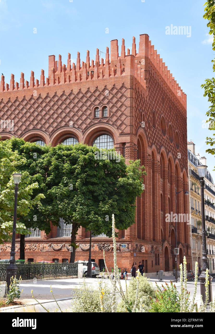 Das Institut d'Art et d'Archéologie, Paris, ein außergewöhnliches Gebäude, das mit hervorragend detailreichen und in einem eklektischen Stil ausgeführten feuerroten Mauerwerk verkleidet ist Stockfoto