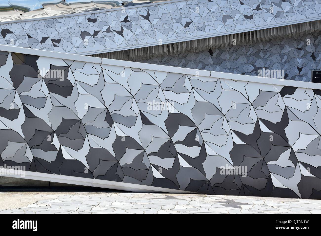 Philharmonie de Paris, Sinfoniesaal & zwei kleinere Säle, tesselierte Verkleidung aus Aluminiumfliesen, Vogelmotive, die an M C Escher erinnern Stockfoto