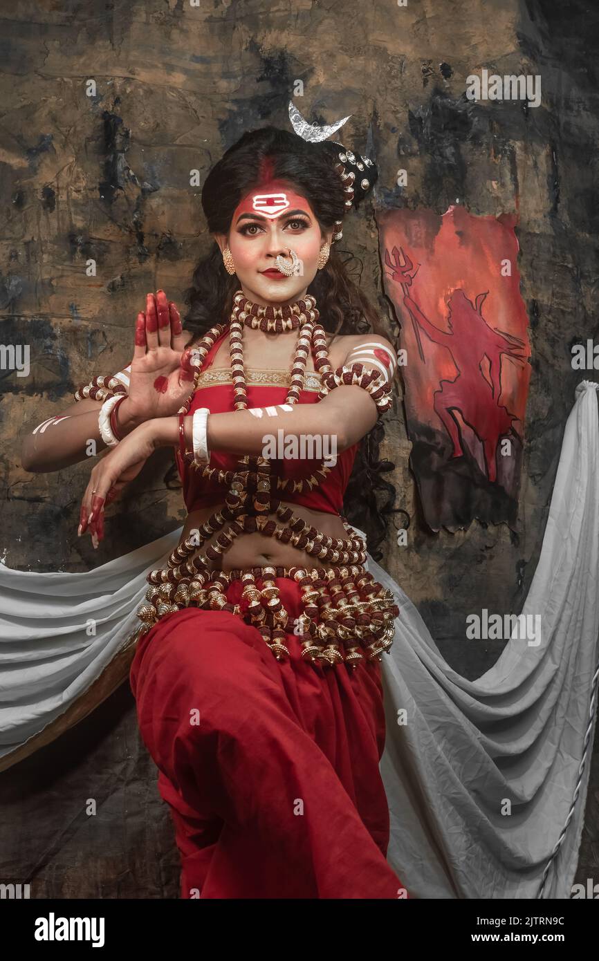 Konzept Agomoni Shoot-Formen von Parvati mit traditionellem Kleid wie Göttin Stockfoto