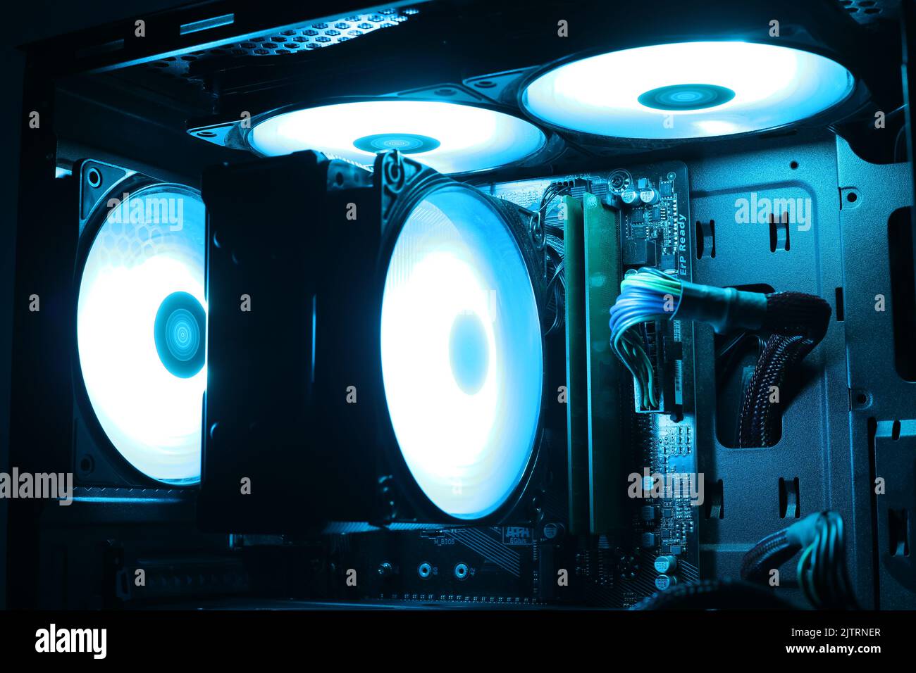 Computerkühlung, Kühler mit Farbbeleuchtung in einem Gaming-Computer Stockfoto
