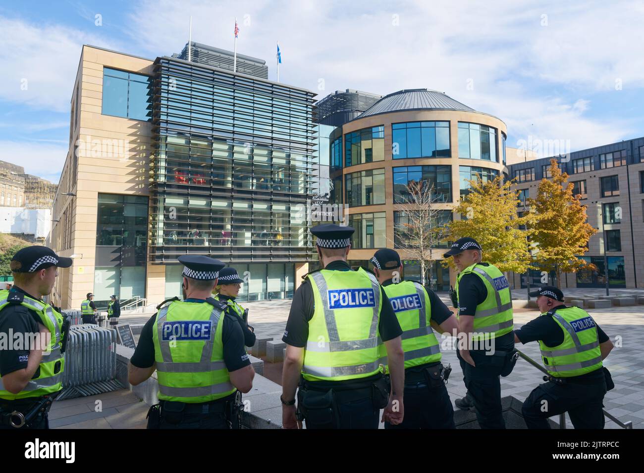 Edinburgh Schottland, Großbritannien 01. September 2022. Anhänger der schottischen Unabhängigkeit versammeln sich vor dem Gebäude des Queen Elizabeth House der britischen Regierung. Das Gebäude wurde heute vom schottischen Staatssekretär Alister Jack MP offiziell eröffnet. Credit sst/alamy live News Stockfoto