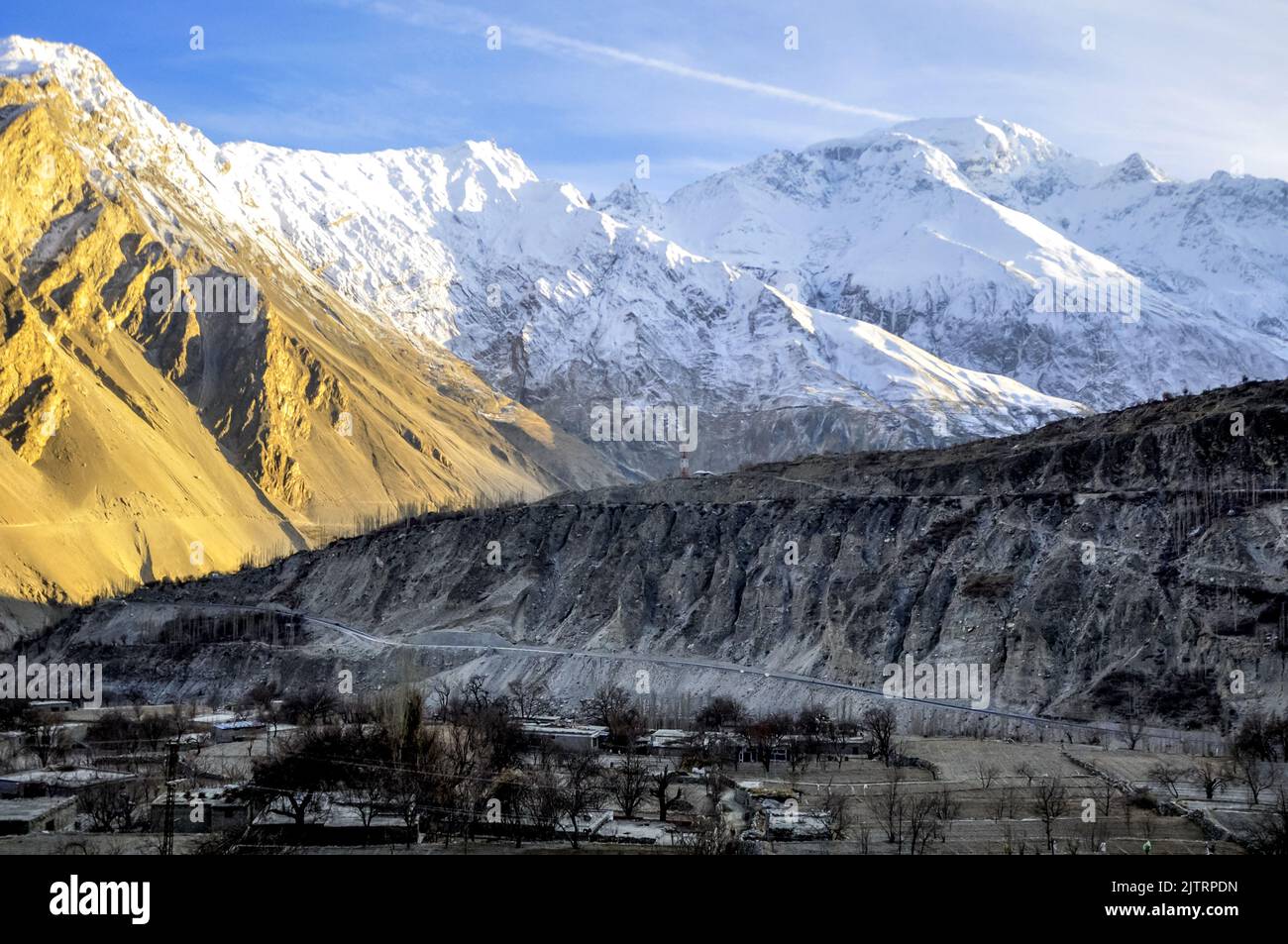 Karakorum Autobahn durch das Dorf amon die schneebedeckte Spitze im Hunza-Tal, Gilgit-Baltaistan Region von Pakistan Stockfoto