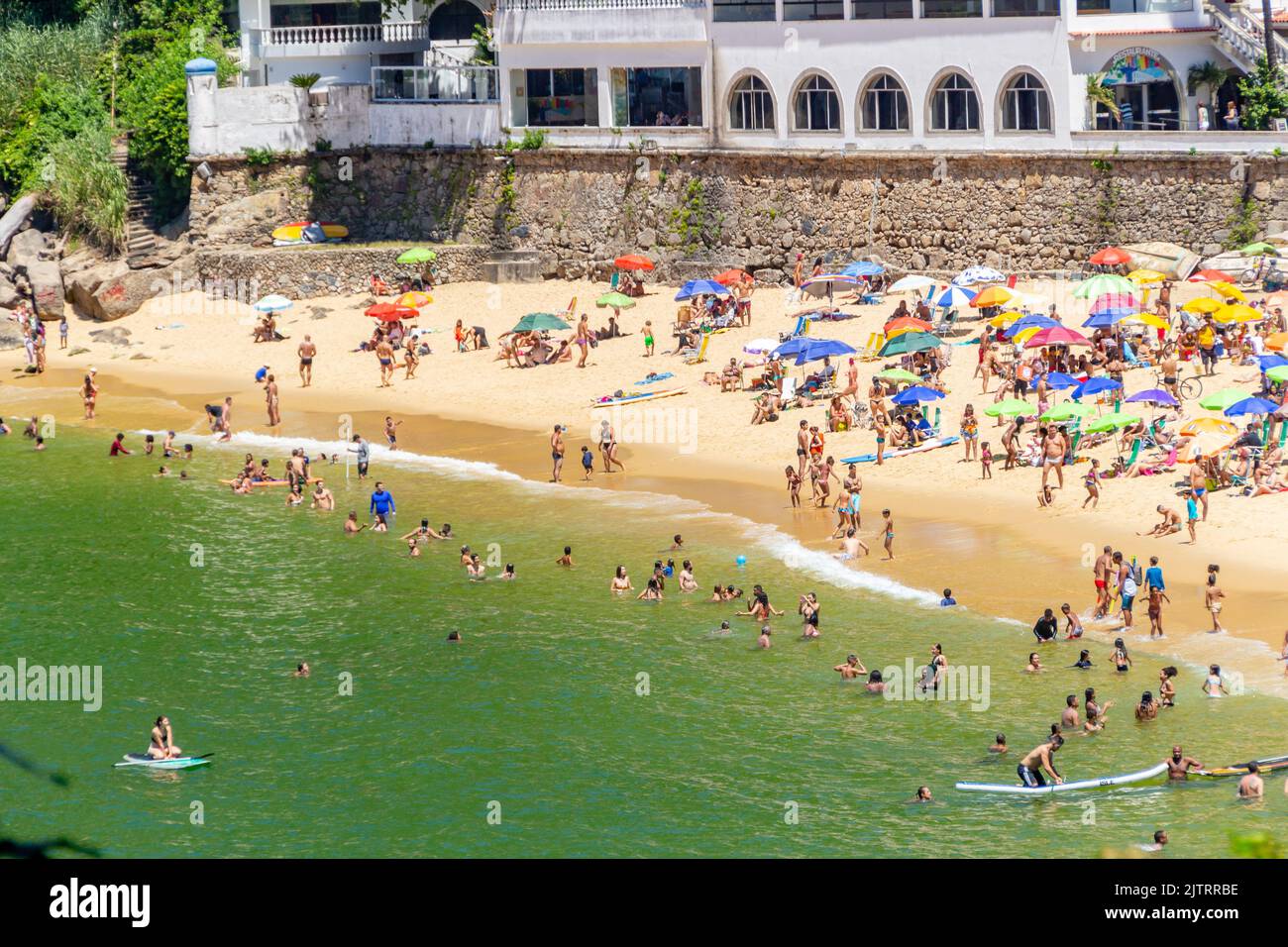 Roter Strand in urca in rio de janeiro, brasilien - 15. märz 2020: Roter Strand voller Badende an einem typischen sommersonntag in rio de janeiro. Stockfoto