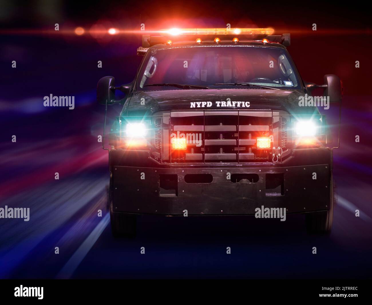 NYPD New York Police Department Verkehrsfahrzeug mit Ampel auf Fahrt schnell zu einem Vorfall in der Nacht. New York City NYC Vereinigte Staaten von Amerika USA Stockfoto