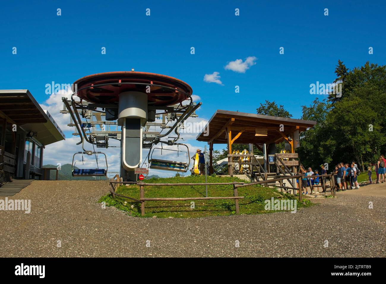 Kranjska Gora, Slowenien - August 21. 2022. Touristen genießen eine Skiliftfahrt auf den Gipfel eines Hügels, bevor sie anstehen, um wieder nach Kranjska Gora zu rodeln Stockfoto