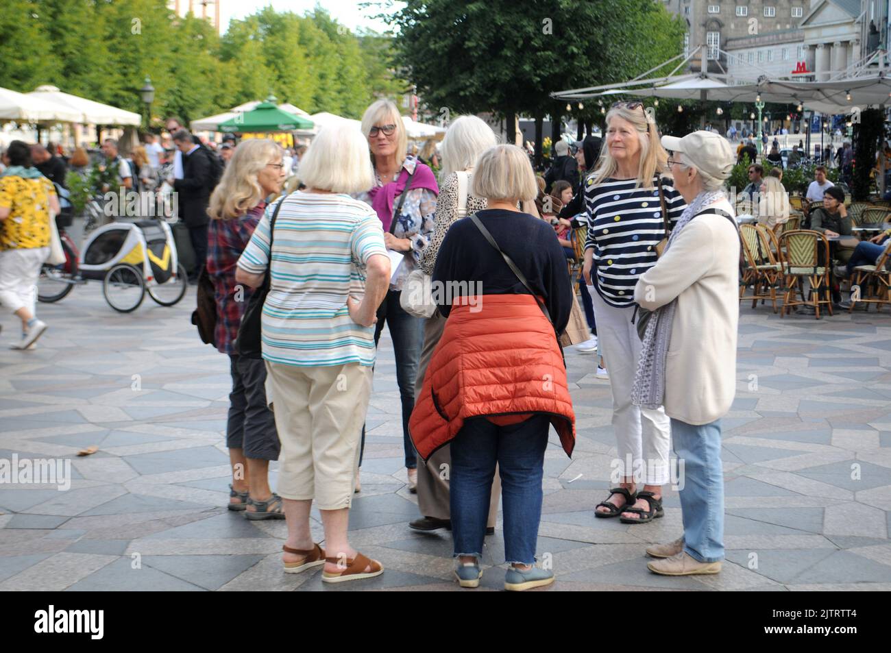 Kopenhagen /Dänemark/01.September 2022/ eine ältere Bürgerin auf einer Städtereise auf amagere torv auf dem nstroeget in der dänischen Hauptstadt Kopenhagen Dänemark. (Foto..Francis Joseph Dean/Dean Picturs. Stockfoto