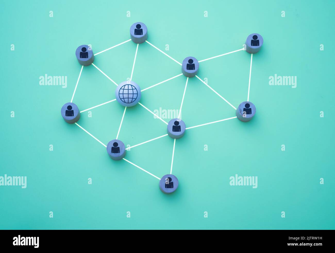 3D Darstellung von Menschen, die mit dem Netzwerk in Form eines Netzes verbunden sind, dargestellt mit Holzstücken auf blauem Hintergrund Stockfoto