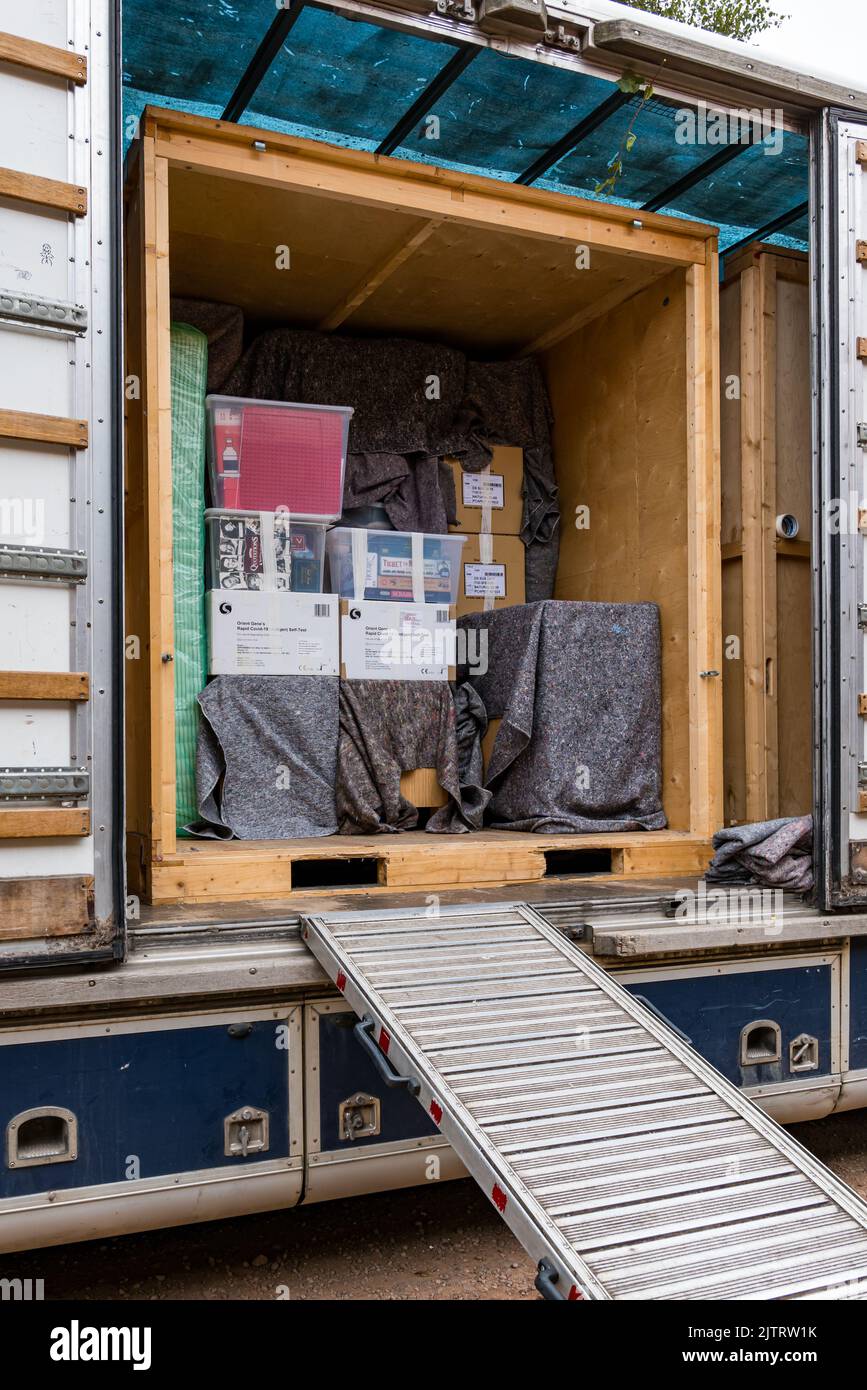 Haushaltsgegenstände, Möbel und Kisten in LKW-Lagercontainer für den Umzug, Großbritannien, verpackt Stockfoto