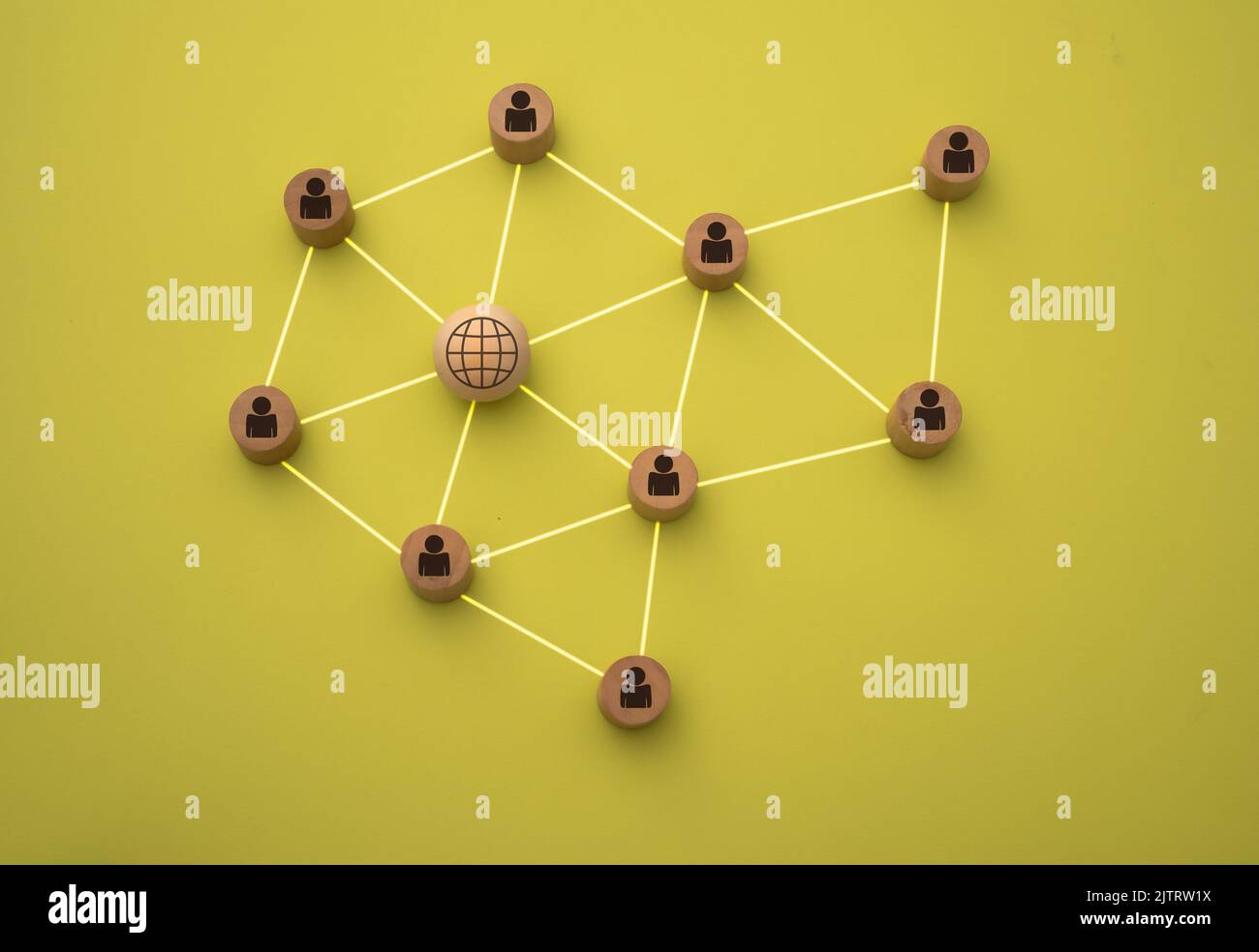 3D Darstellung von Menschen, die mit dem Netz in Form eines Netzes verbunden sind, dargestellt mit Holzstücken auf gelbem Hintergrund Stockfoto