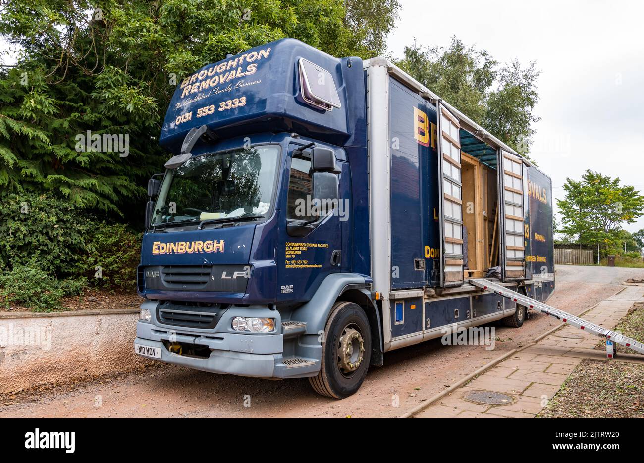 Verpackung und Umzug mit Broughton Removals LKW-Container-Lagerung vor dem Haus, Schottland, Großbritannien geparkt Stockfoto