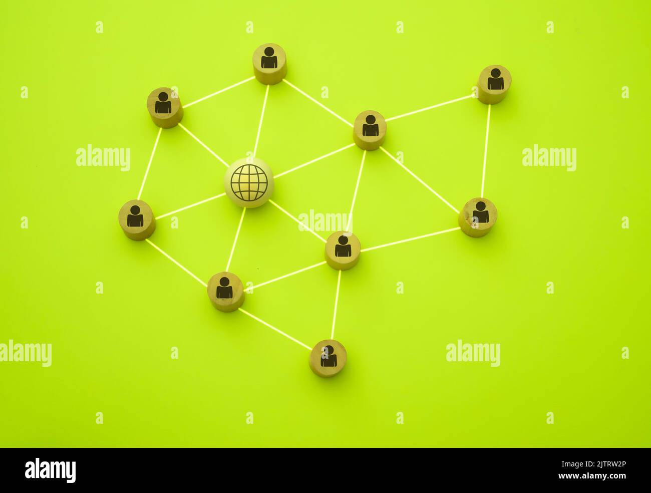 3D Darstellung von Menschen, die mit dem Netzwerk in Form eines Netzes verbunden sind, dargestellt mit Holzstücken auf grünem Hintergrund Stockfoto