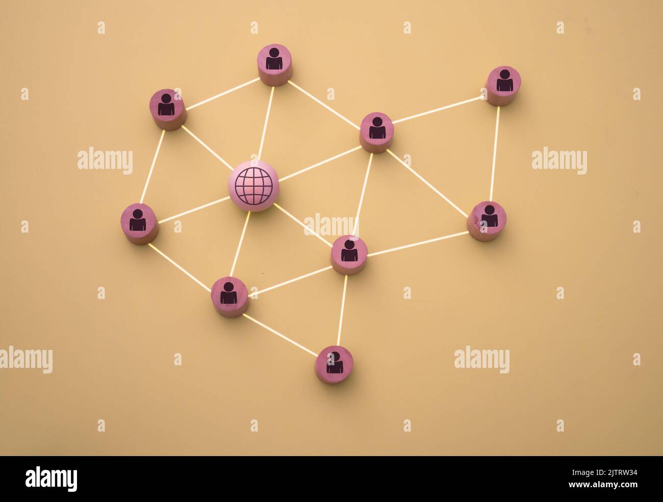 3D Darstellung der Verbindung der Menschen mit dem Netz in Form eines Netzes, das mit Holzstücken auf sandfarbenem Hintergrund dargestellt ist Stockfoto