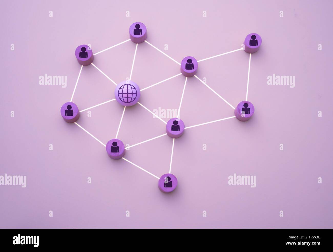 3D Darstellung von Personen, die mit dem Netzwerk in Form eines Netzes verbunden sind, dargestellt mit Holzstücken auf einem violetten Hintergrund Stockfoto