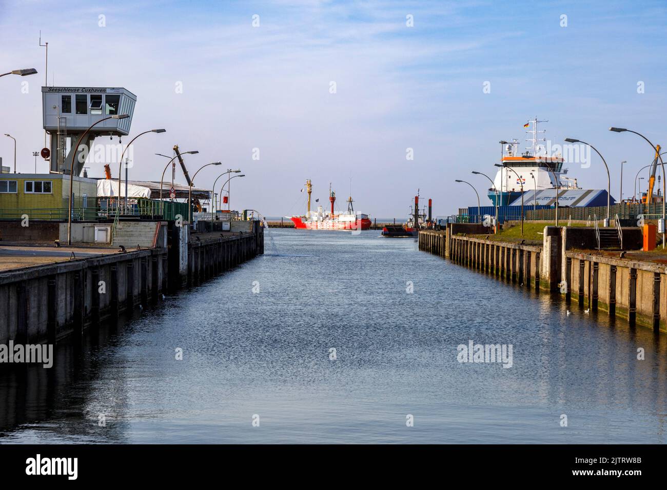 Elbe 1, das Feuerschiff 'Bürgermeister O'Swald II' im Hafen von Cuxhaven an der Mündung der Elbe, Blick von der Cuxhaven-Schleuse Stockfoto