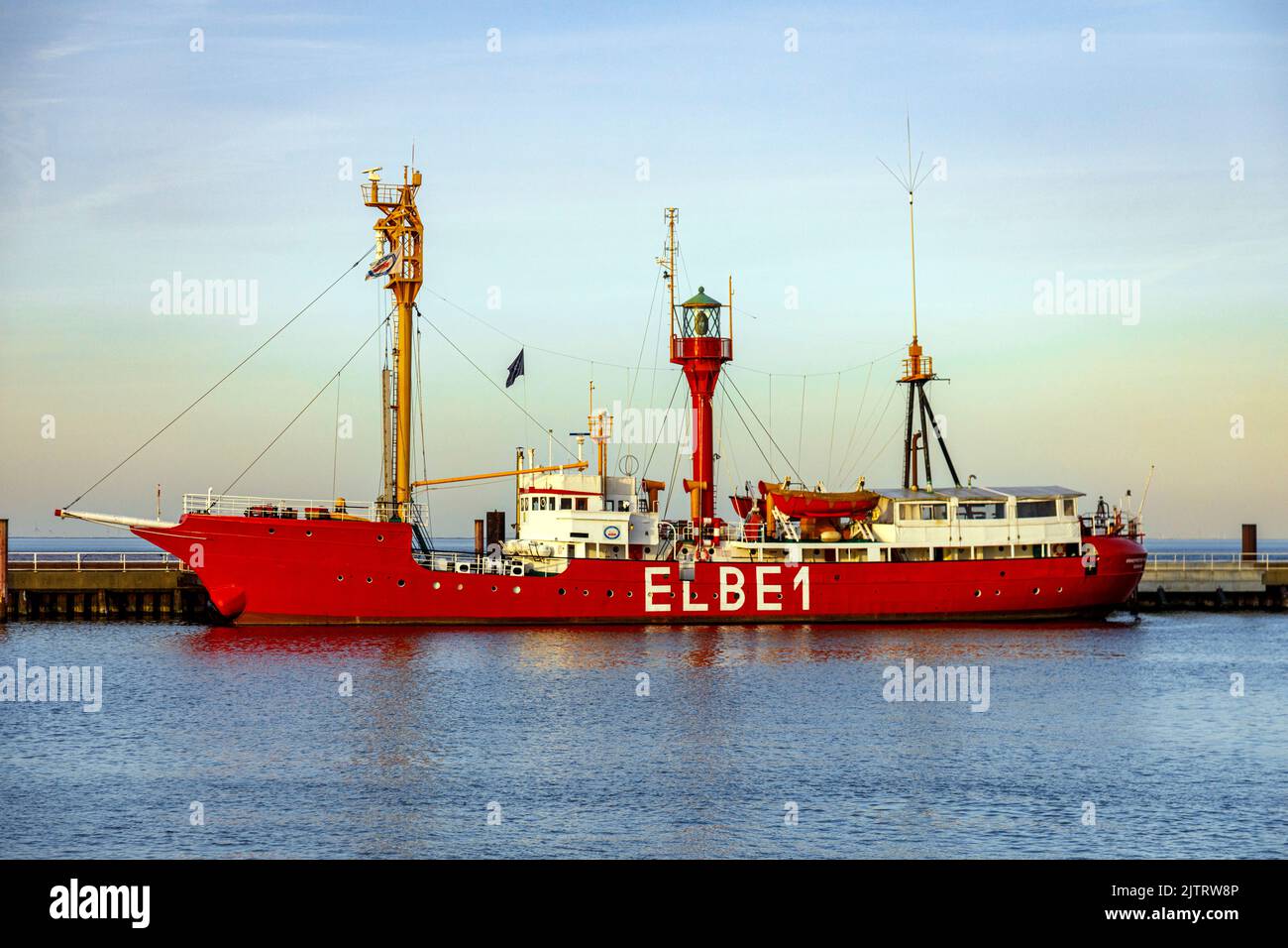 Elbe 1, das Feuerwehrschiff „Bürgermeister O´Swald II“ im Hafen von Cuxhaven an der Elbmündung Stockfoto