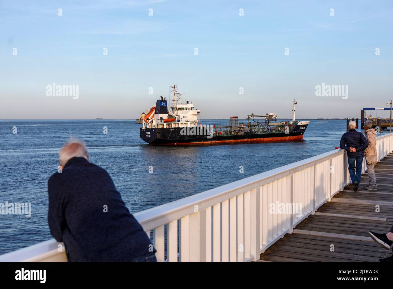 Aussichtsplattform 'Alte Liebe' in Cuxhaven, an der Mündung der Elbe in der Nordsee, fährt der Tanker 'Fina' in den Hafen Stockfoto