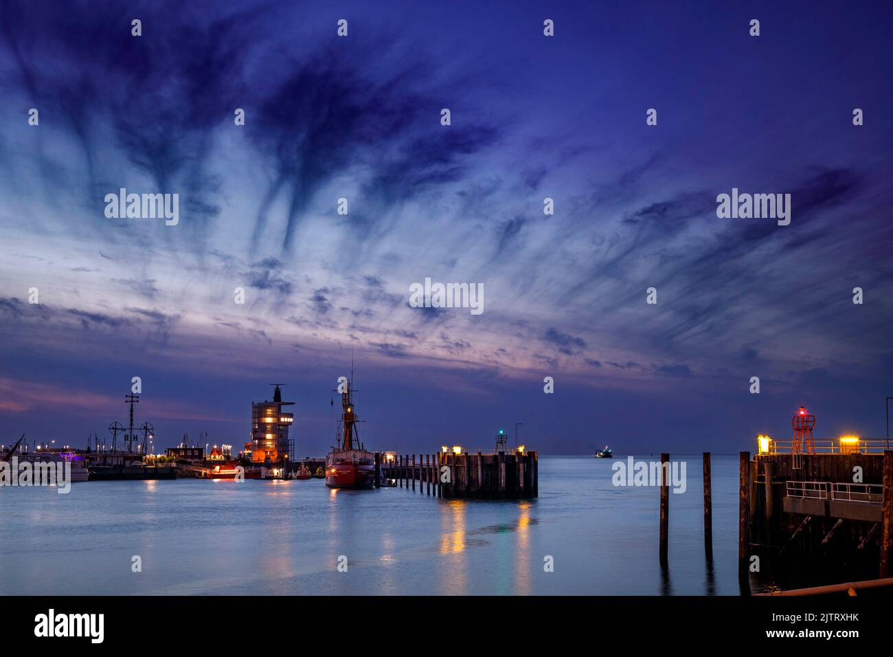 Hafeneinfahrt in Cuxhaven an der Elbmündung bei Nacht Stockfoto