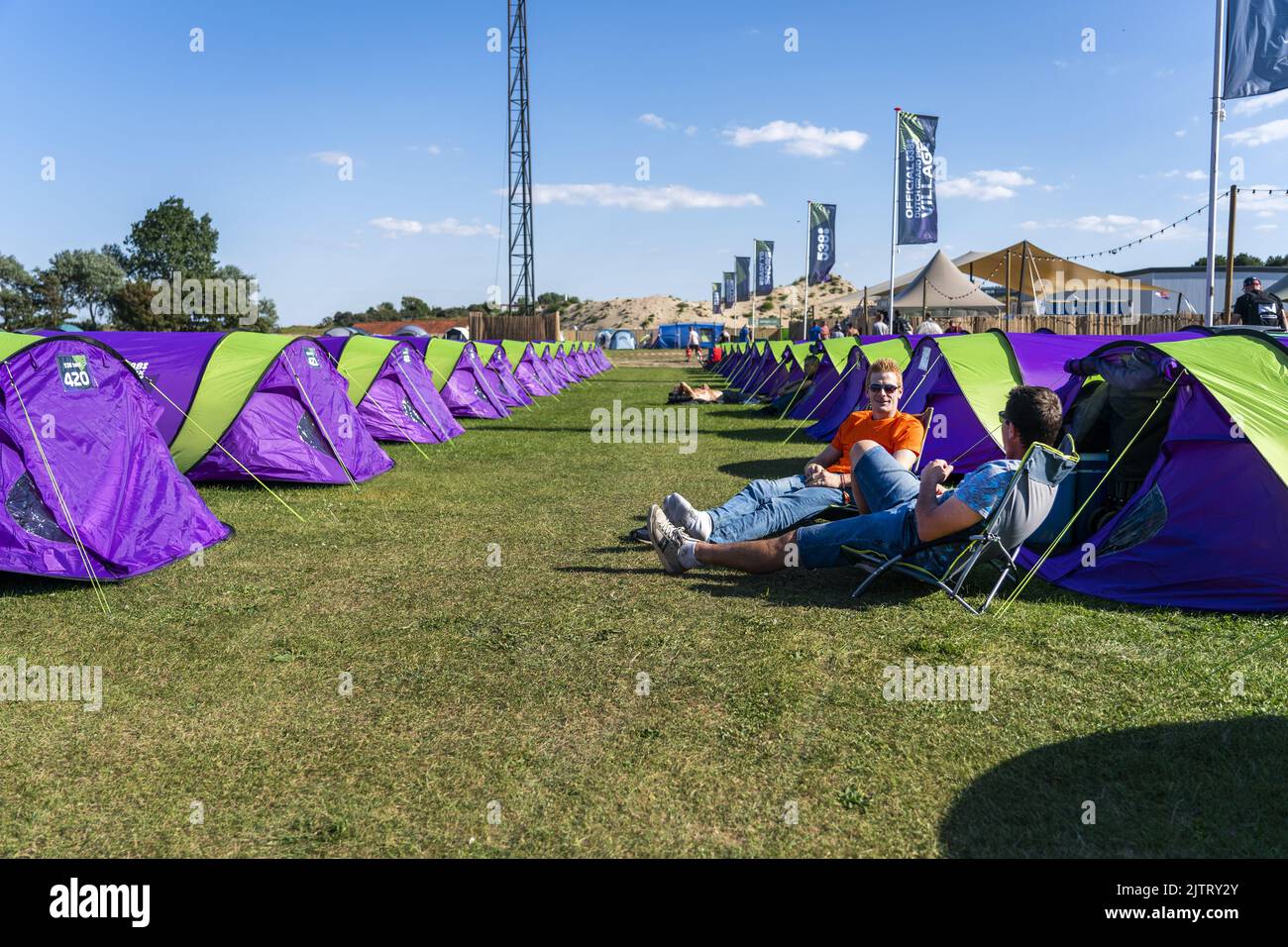 2022-09-01 16:39:05 ZANDVOORT - Besucher auf dem Campingplatz im 538 Dutch  Grand Prix Village. Der offizielle Formel-1-Campingplatz in Zandvoort ist  ausverkauft. ANP JEROEN JUMELET niederlande Out - belgien Out  Stockfotografie - Alamy