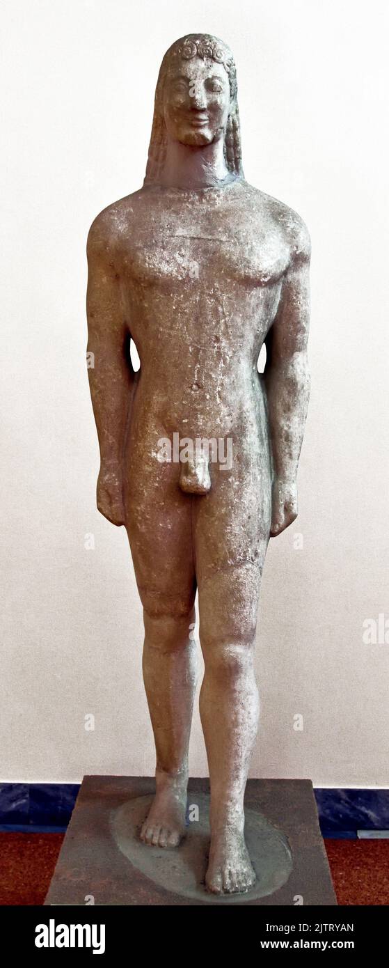 Alte griechische archaische Statue Kouros, gefunden in Melos, um 550 v. Chr. Nationales Archäologisches Museum in Athen. Naxischer Marmor . Stockfoto