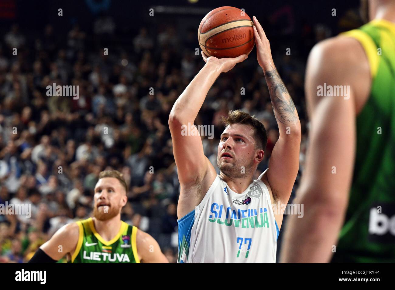 Köln, Deutschland. 01. September 2022. Basketball: Europameisterschaft, Slowenien - Litauen, Vorrunde, Gruppe B, Spieltag 1., Lanxess Arena. Die Slowenin Luka Doncic (M) schoss. Quelle: Federico Gambarini/dpa/Alamy Live News Stockfoto