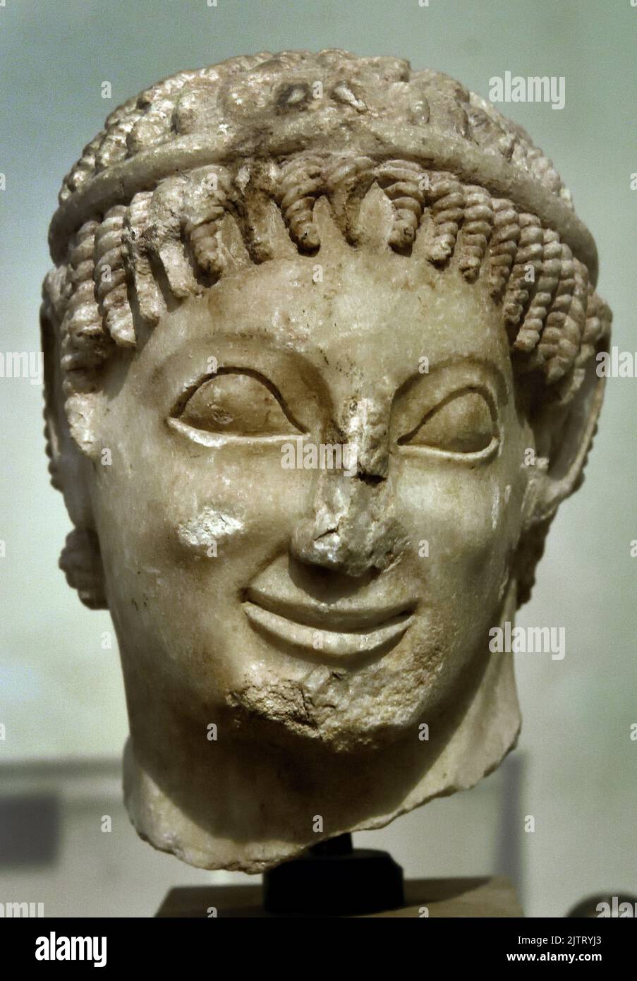 Kopf einer Jugend , Pentelic, gefunden in Eleusis, Attic, 6. Jahrhundert v. Chr., Nationales Archäologisches Museum in Athen, ( gehört wahrscheinlich zur Statue eines Reiters, um 560 v. Chr. ). Stockfoto