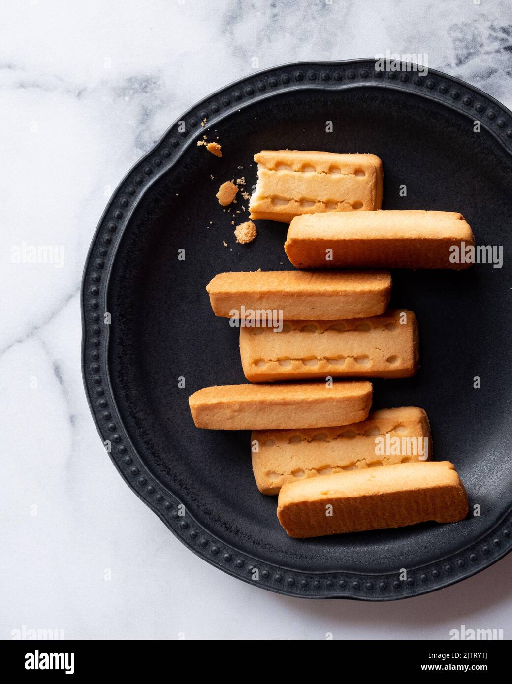 Shortbread-Kekse auf einem schwarzen Teller Stockfoto