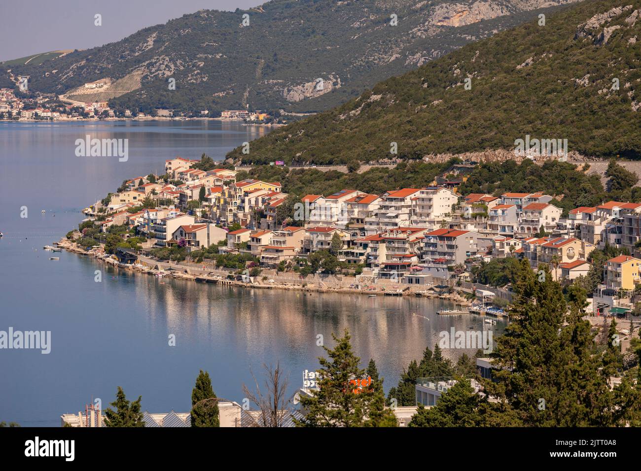 NEUM, BOSNIEN und HERZEGOWINA, EUROPA - Blick auf die Küste von Neum, einer Stadt im Kanton Herzogovina-Neretva, an der Adriaküste. Stockfoto