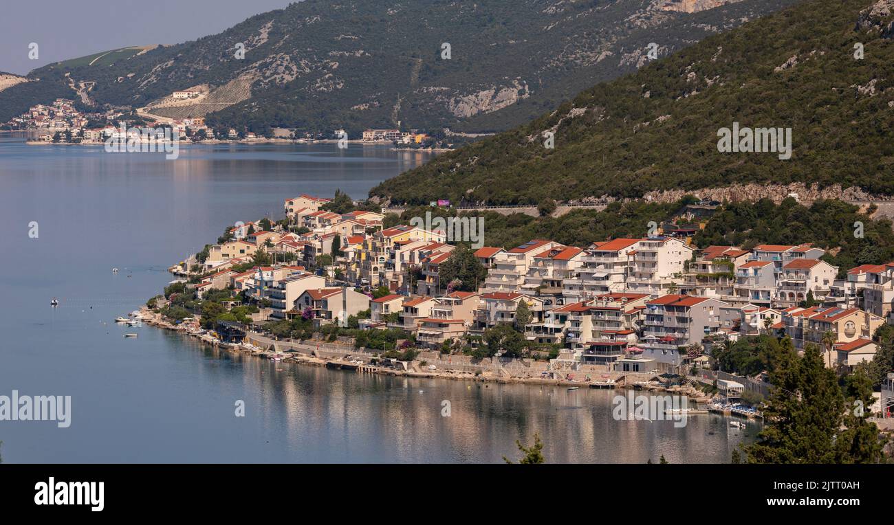NEUM, BOSNIEN und HERZEGOWINA, EUROPA - Blick auf die Küste von Neum, einer Stadt im Kanton Herzogovina-Neretva, an der Adriaküste. Stockfoto