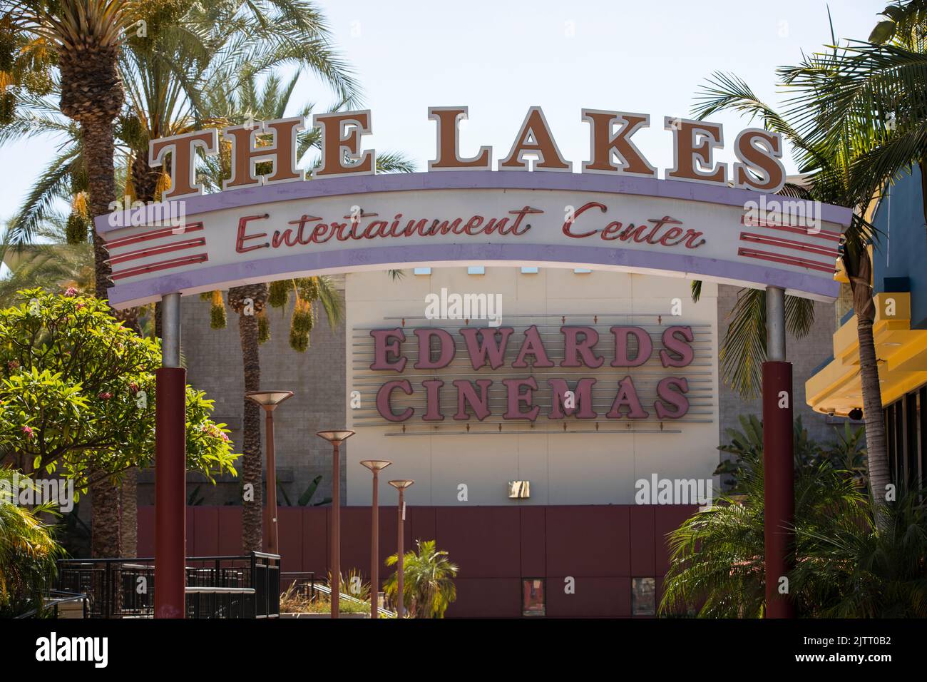 West Covina, Kalifornien, USA - 28. August 2022: Das Unterhaltungszentrum „The Lakes“ in der Innenstadt von West Covina ist von Sonnenlicht durchflutet. Stockfoto