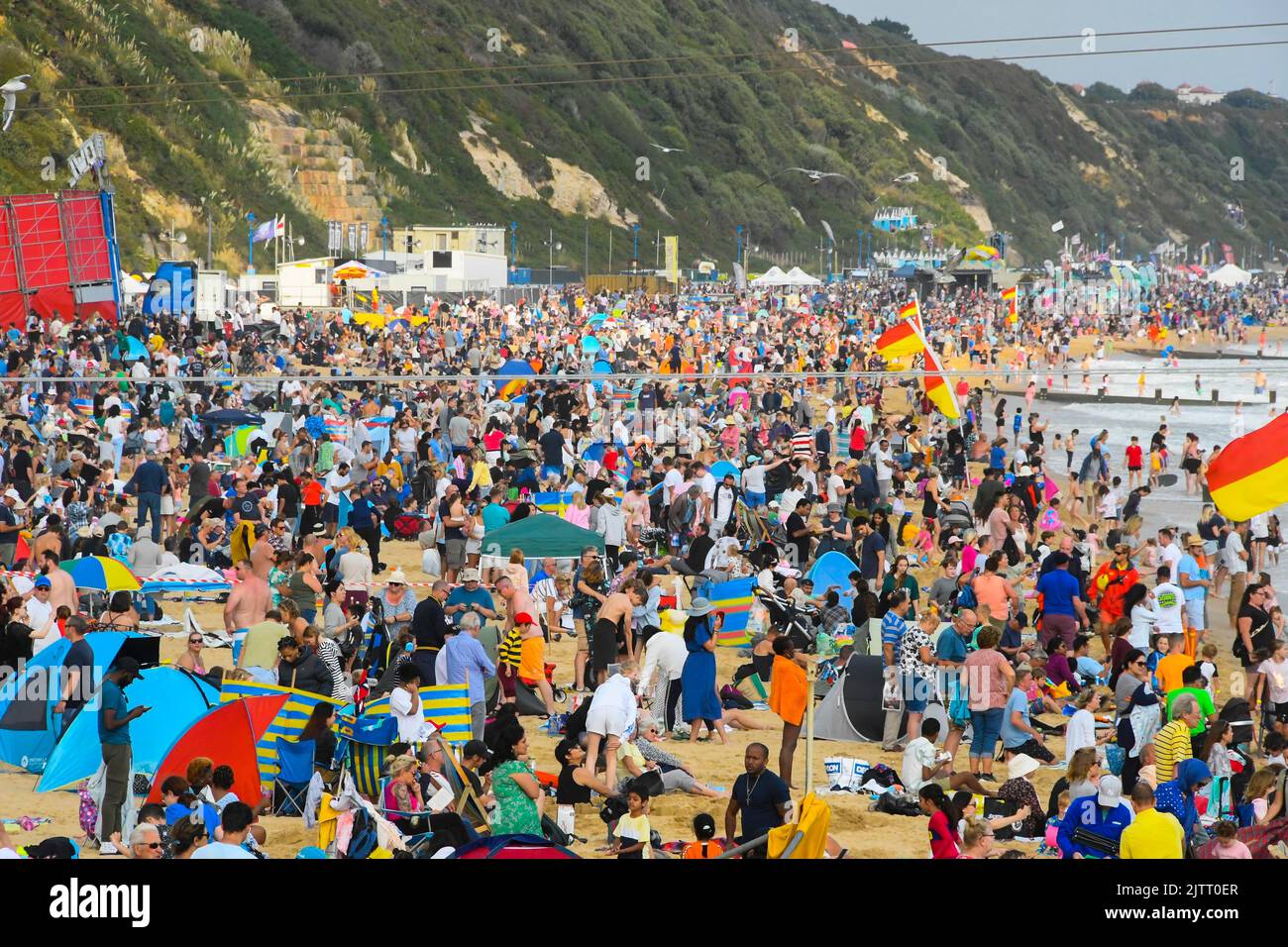 Bournemouth, Dorset, Großbritannien. 1.. September 2022. Wetter in Großbritannien: Am ersten Tag des Bournemouth Air Festivals in Bournemouth in Dorset ist der Strand voll, während Strandbesucher die heiße Nachmittagssonne genießen. Bildnachweis: Graham Hunt/Alamy Live News Stockfoto