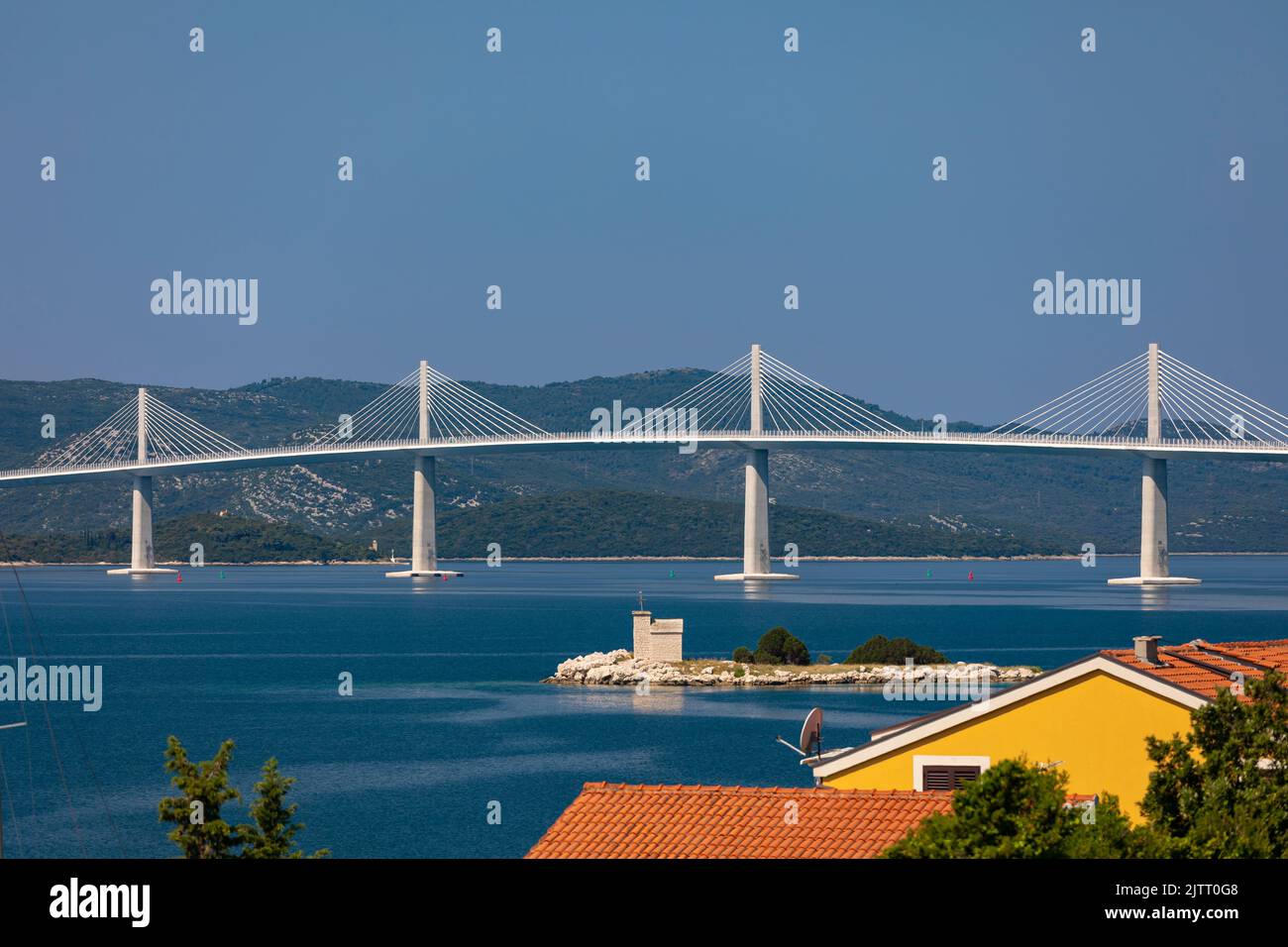 GESPANSCHAFT DUBROVNIK-NERETVA, KROATIEN, EUROPA - die Peljesac-Brücke, die Bucht von Mali Ston überquert und Kroatien verbindet und Bosnien und Herzogovina umgeht. Stockfoto