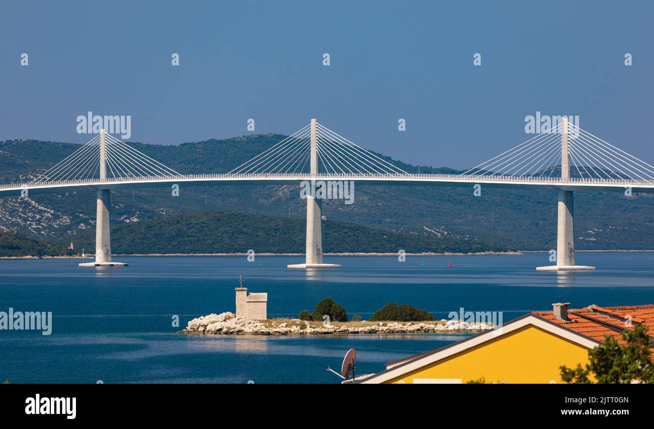 GESPANSCHAFT DUBROVNIK-NERETVA, KROATIEN, EUROPA - die Peljesac-Brücke, die Bucht von Mali Ston überquert und Kroatien verbindet und Bosnien und Herzogovina umgeht. Stockfoto