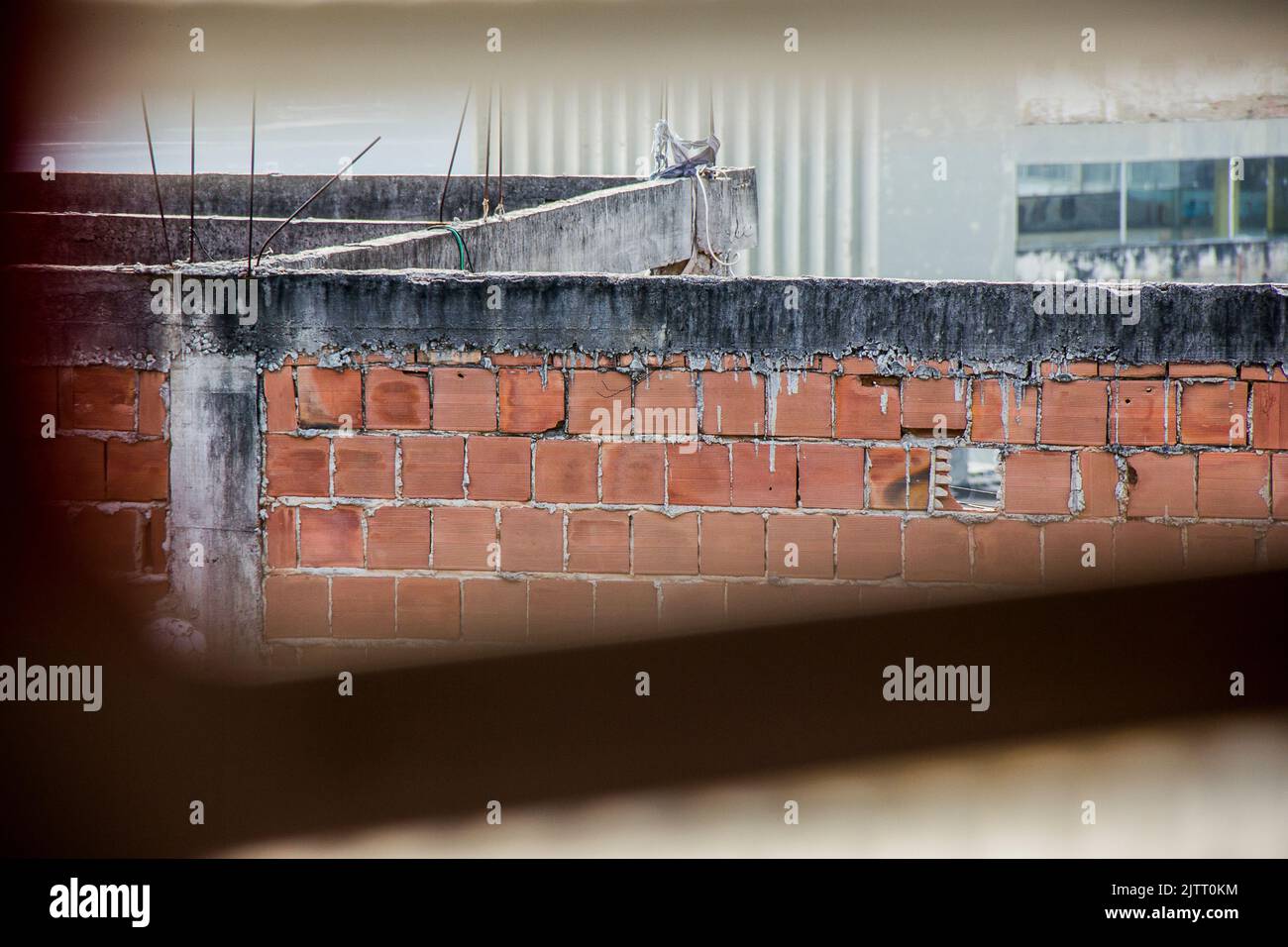 Rote Backsteinmauer, sehr häufig im Slum in Rio de Janeiro und Brasilien. Stockfoto