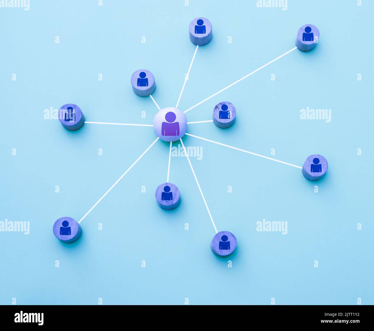 Darstellung mit 3D Icons eines Netzwerks von Social-Media-Kontakten auf blauem Hintergrund Stockfoto