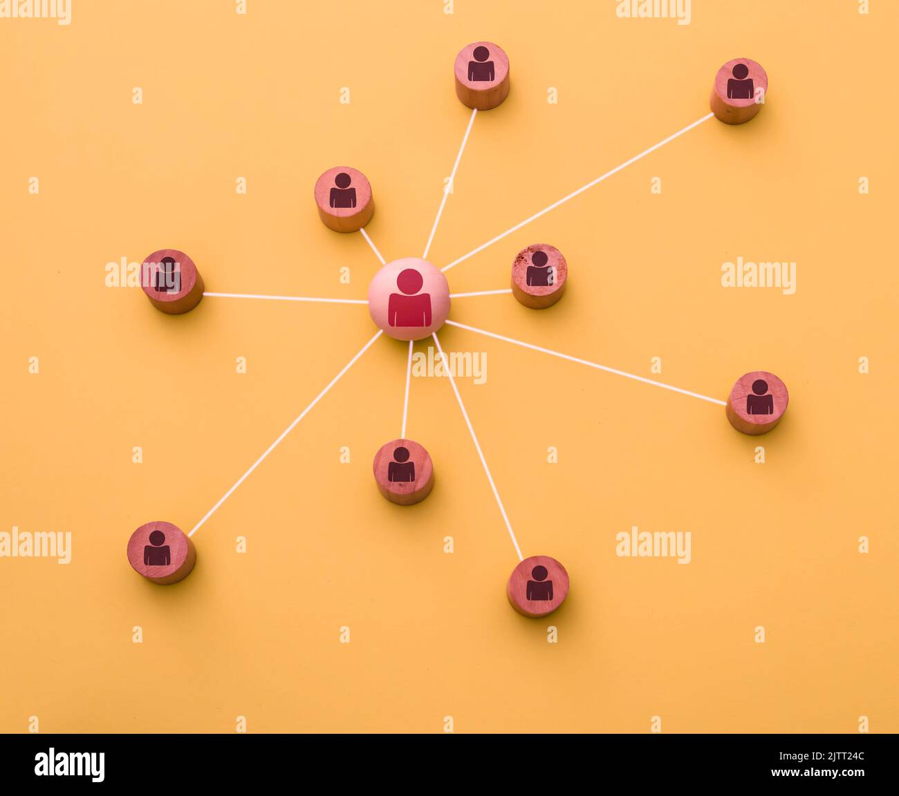 Darstellung mit 3D Icons eines Netzwerks von Social-Media-Kontakten auf orangefarbenem Hintergrund Stockfoto