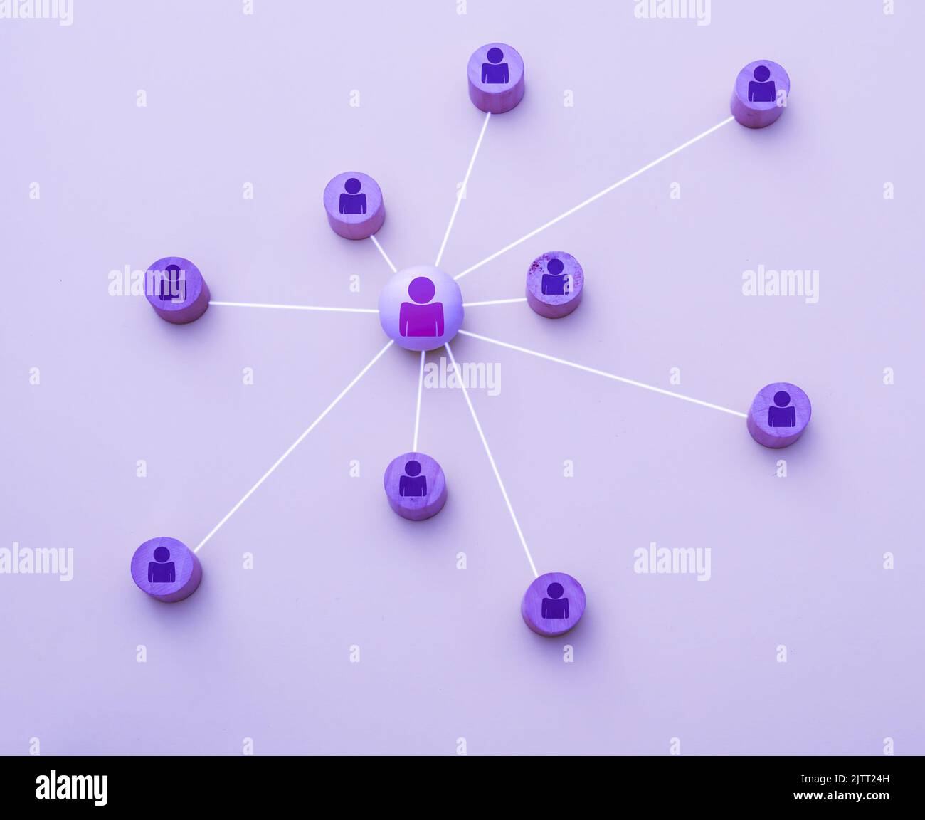 Darstellung mit 3D Icons eines Netzwerks von Social-Media-Kontakten auf violettem Hintergrund Stockfoto