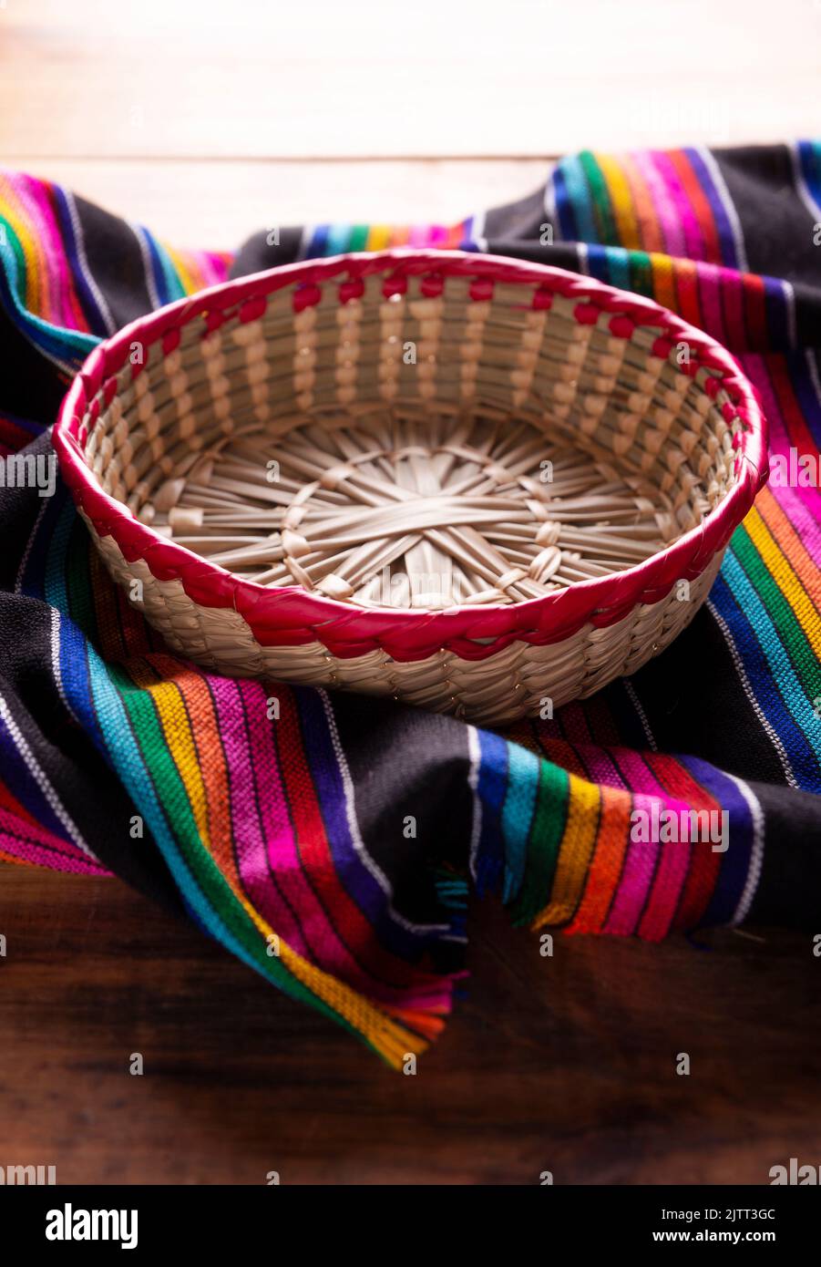 Tortillero. Es ist ein utilitarischer handwerklicher Teil der mexikanischen Korbflechterei, es ist ein kleiner Korb aus Palme oder einer anderen natürlichen Faser und das ist Gebrauch Stockfoto