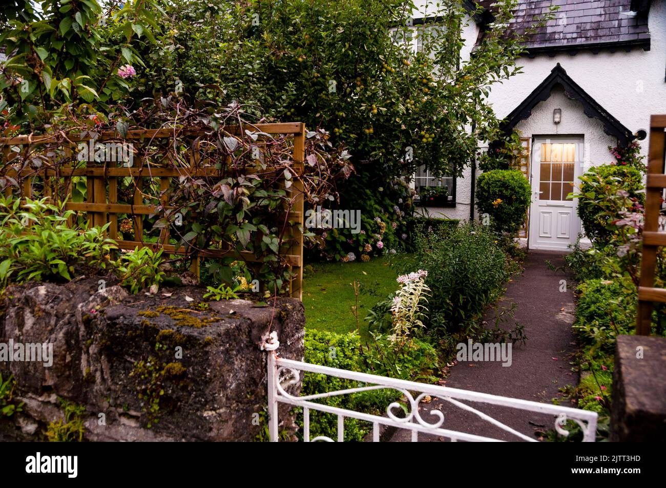 Reihenhäuser mit Ziergiebeln in Kenmare, Irland. Stockfoto