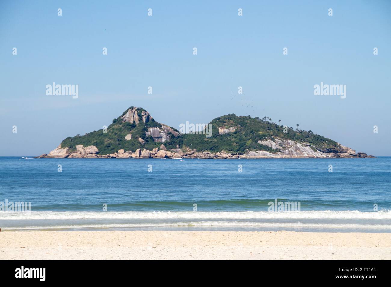 Tijuca-Inseln, gesehen vom Barra da Tijuca-Strand in Rio de Janeiro, Brasilien. Stockfoto