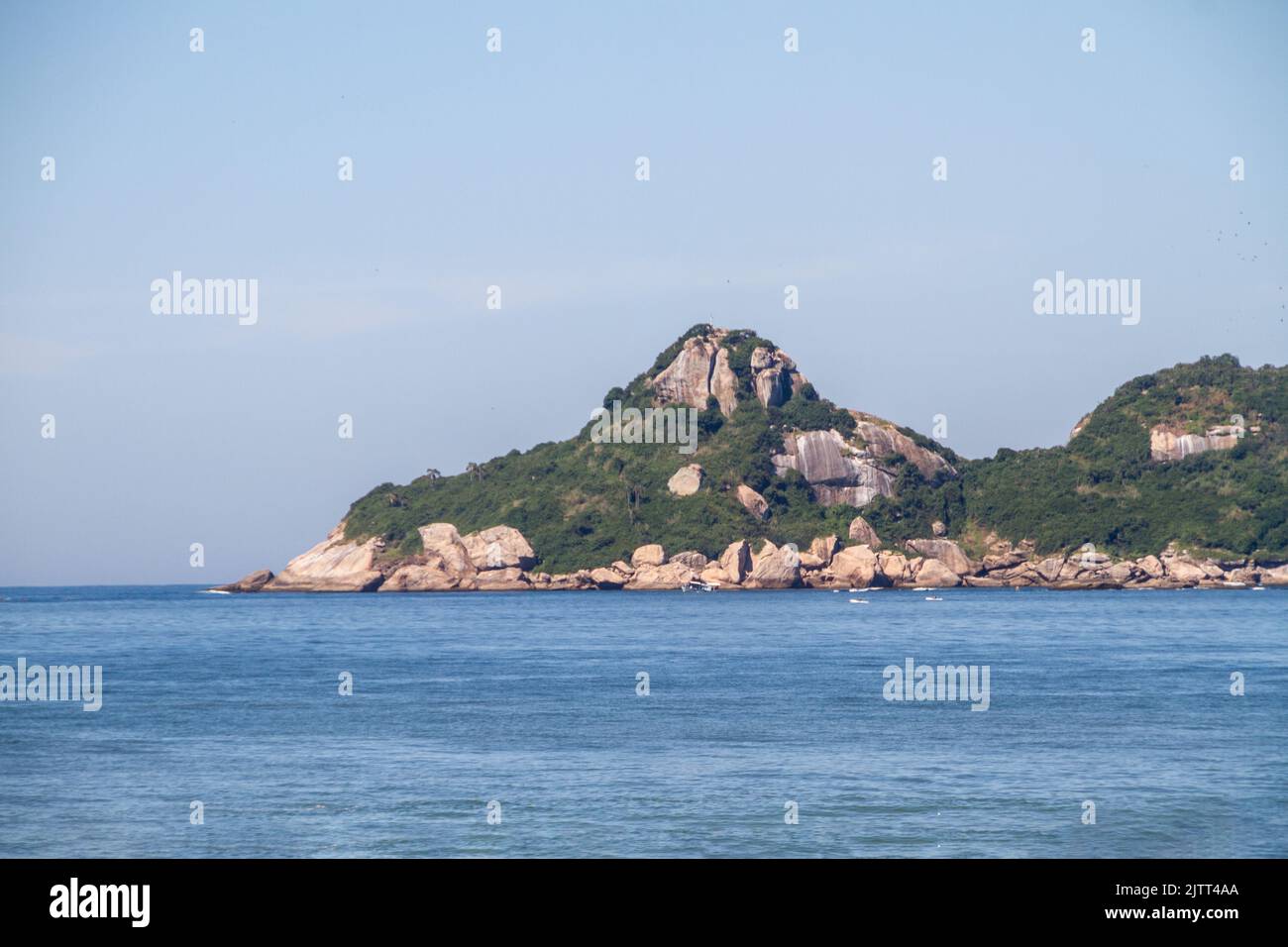 Tijuca-Inseln, gesehen vom Barra da Tijuca-Strand in Rio de Janeiro, Brasilien. Stockfoto