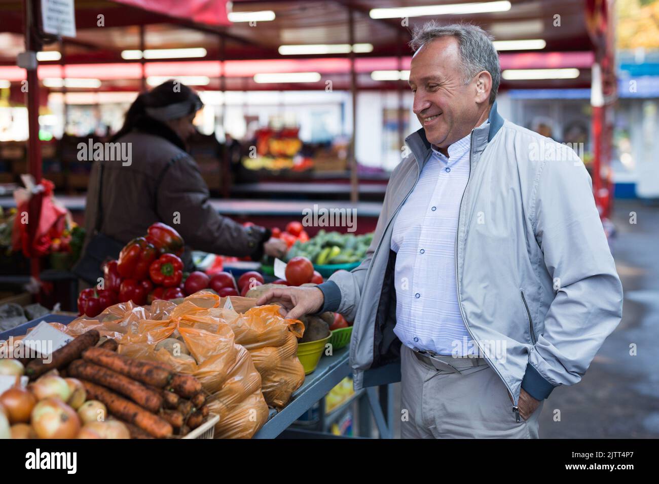 Mann mittleren Alters, der Gemüse kauft Stockfoto