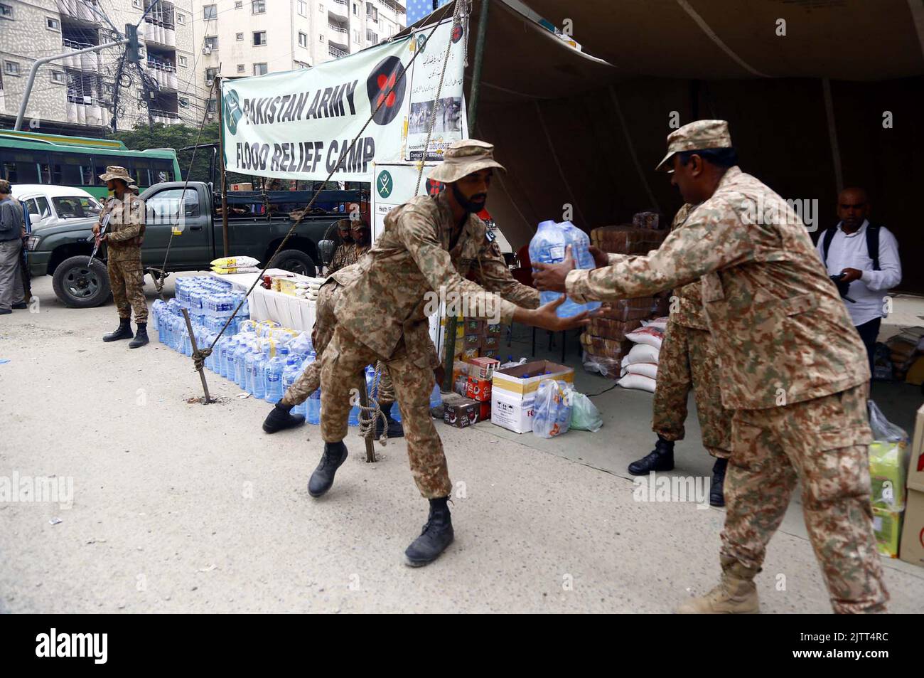 Die pakistanische Armee richtete am Donnerstag, den 01. September 2022, im Gebiet Bahadurabad in Karachi ein Hochwasserschutzlager ein, in dem Spenden und Hilfsgüter für die Opfer von KPK, Balochistan und Sindh gesammelt wurden. Stockfoto