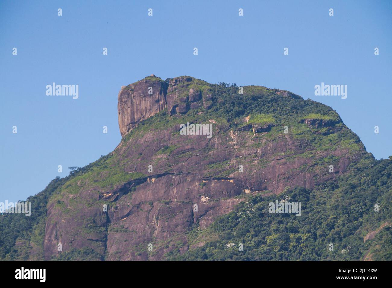 gavea Steinblick vom Barra da Tijuca Strand in Rio de Janeiro Brasilien. Stockfoto